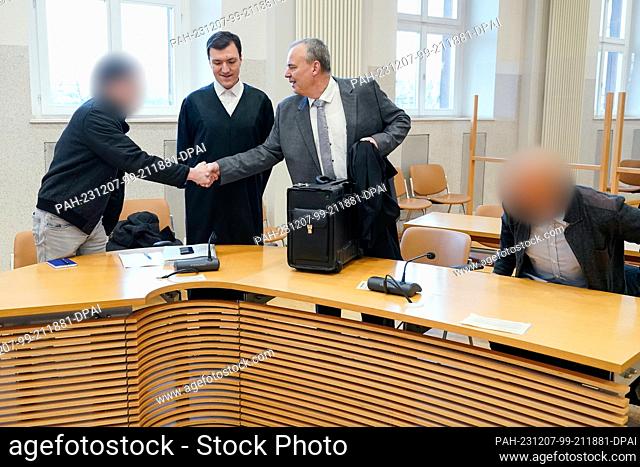 07 December 2023, Baden-Württemberg, Mannheim: The two lawyers Timo van der Does (2nd from left) and Claus Schwerter (2nd from right) greet the two defendants...