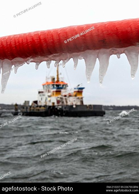 07 February 2021, Schleswig-Holstein, Kiel: Icicles have formed on the barrier grids of the jetties due to spray whirled up by the wind