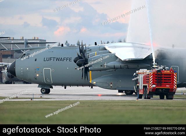 27 August 2021, Lower Saxony, Wunstorf: The Bundeswehr's A400M transport aircraft drives away from the Wunstorf base in Lower Saxony after landing on the tarmac