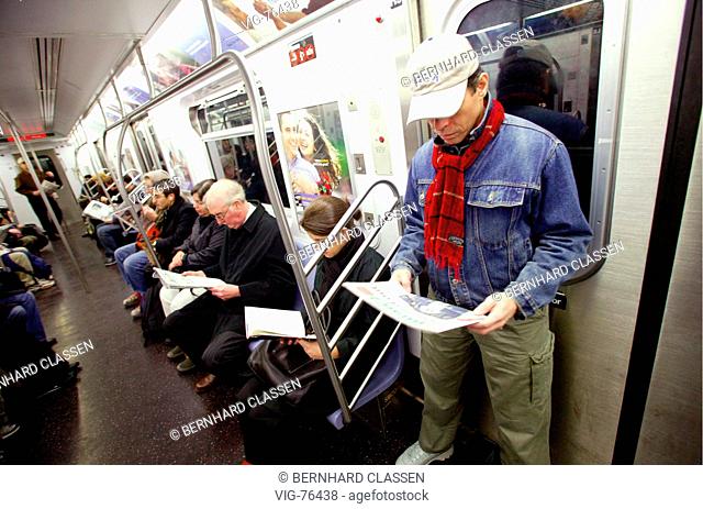 People reading newspaper in the metro. - NEW YORK CITY, VEREINGTE STAATEN VON AMERIKA, 26/10/2004