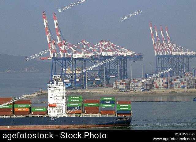 CHINA European ships half-loaded with containers, due to recession, leaving Xiamen harbour, Fujian province. Photo by Julio Etchart