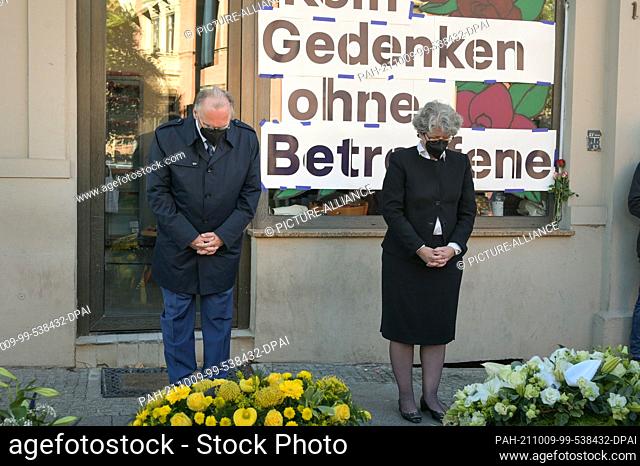 09 October 2021, Saxony-Anhalt, Halle (Saale): Reiner Haseloff (CDU), Minister President of Saxony-Anhalt, and State Parliament Vice President Anne-Marie Keding...