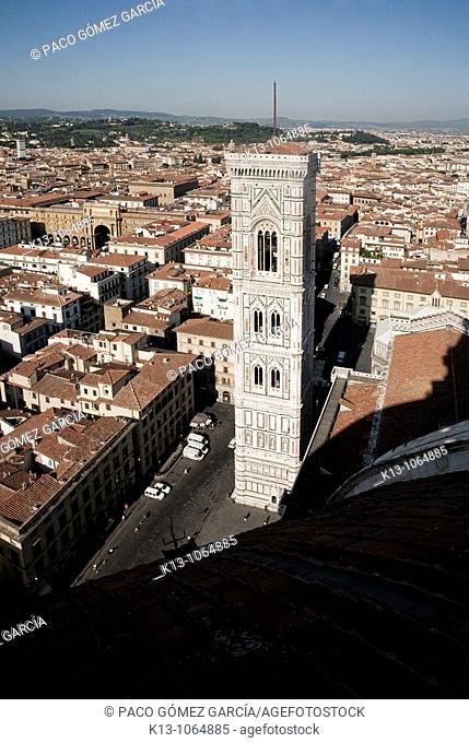 Campanile de la catedral de Florencia desde el duomo  Italia