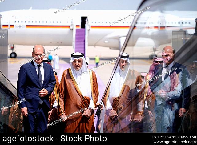 24 September 2022, Saudi Arabia, Dschidda: German Chancellor Olaf Scholz (SPD) is received at Jeddah Airport by Khalid bin Faisal Al Saud (r), Governor of Mecca