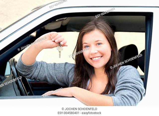 Junge Frau glücklich über ihren neuen Führerschein