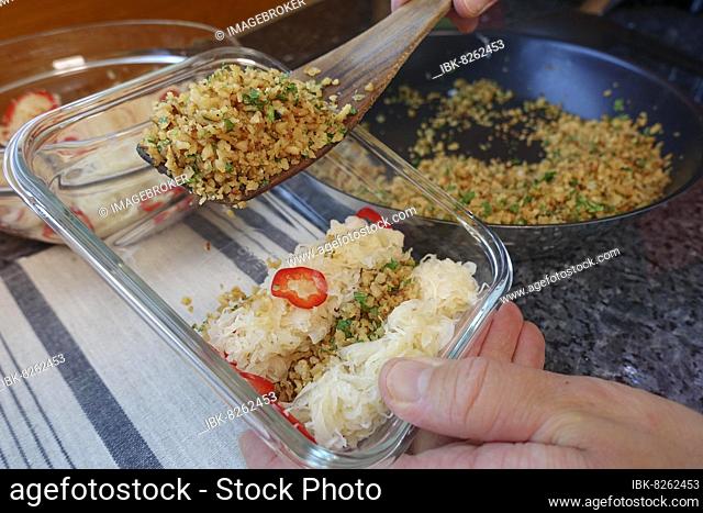 Swabian cuisine, preparing Filderkraut with soy mince, casserole, from the oven, baked, gratinated, vegetarian, sauerkraut, layering vegetables and soy