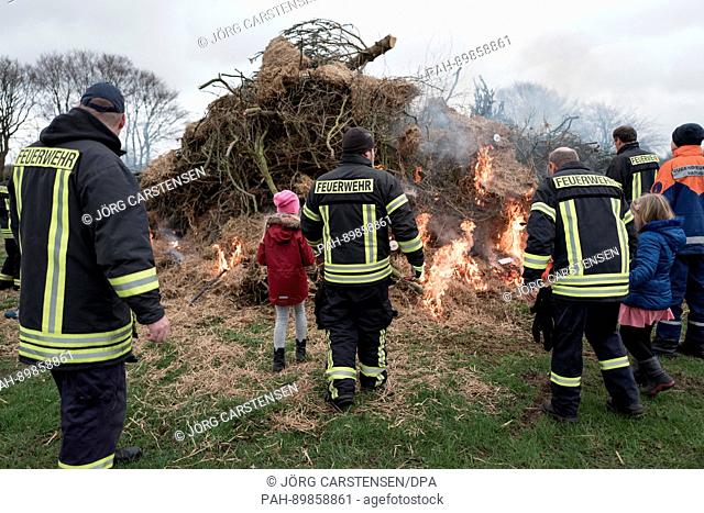 An Easter Fire is lit by voluntary firefighters in Niehuus, Germany, 13 April 2017. Photo: Jörg Carstensen/dpa | usage worldwide