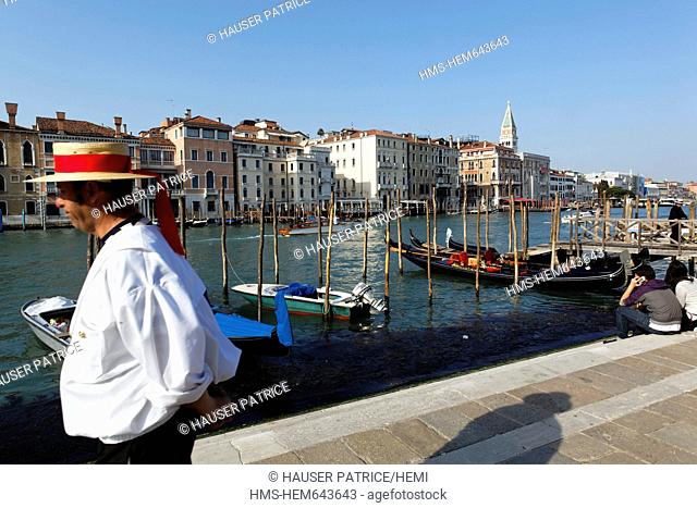 Italy, Venetia, Venice, listed as World Heritage by UNESCO, district of Dorsoduro, gondolier waiting for clients on the place campo de la Salute