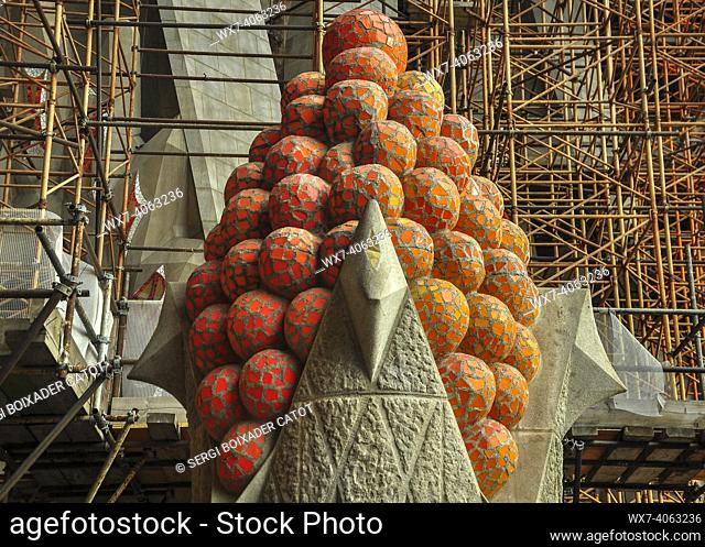 ENG::Pinnacle with a basket of autumn fruits, next to the Passion Façade of the Sagrada Familia (Barcelona, Catalonia, Spain)