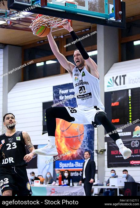 Alexander Thompson (Wizards) with a dunk in the final quarter, Shawn Tyrell Gulley (Duesseldorf) looks on. GES / Basketball / 2
