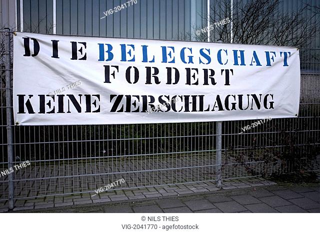 Protest banner in front of a shipyard in bremerhaven with the writing -Die Belegschaft fordert keine Zerschlagung- - -The staff does not demand industrial...