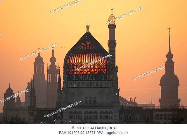 05 December 2019, Saxony, Dresden: The Frauenkirche (l-r), the Katholische Hofkirche, the former factory building of the cigarette factory Yenidze and the...