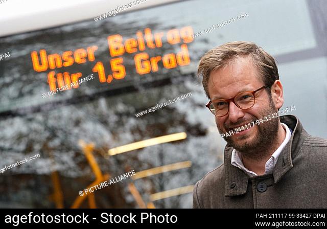 17 November 2021, Hamburg: Anjes Tjarks (Bündnis 90/Die Grünen), Senator for Transport and Mobility Change, stands in front of the 100th electric bus of the...