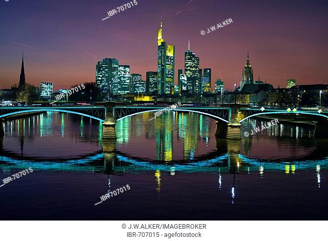 Ignatz Bubis Bridge and the Frankfurt skyline, Frankfurt, Hesse, Germany, Europe
