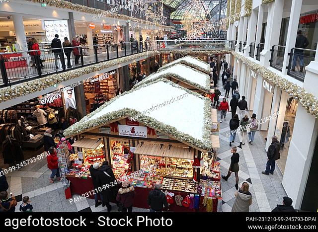 10 December 2023, Thuringia, Jena: Visitors walk through the ""Goethe Galerie"" shopping center in the city centre. Numerous people take advantage of the...