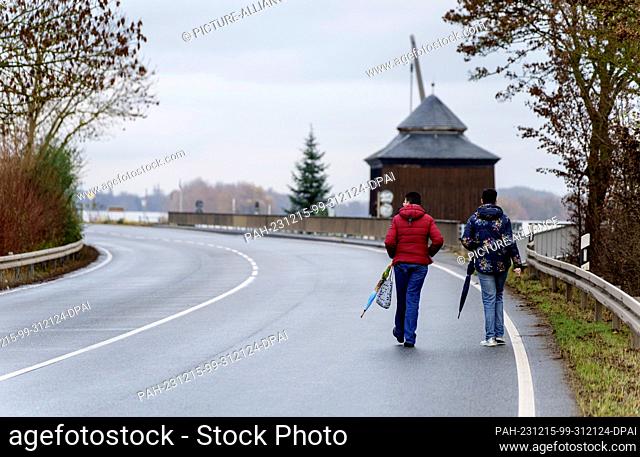15 December 2023, Hesse, Oestrich-Winkel: Two women go for a walk on the B42 near Oestrich-Winkel (Rheingau-Taunus), which is closed to traffic