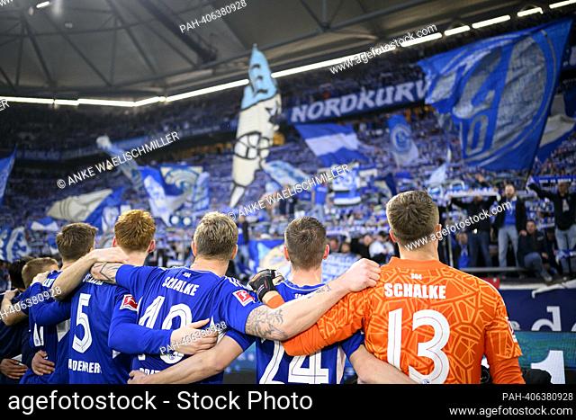 Feature, final jubilation GE, the team stands arm in arm in front of the fans and is being celebrated, team, soccer 1st Bundesliga, 30th matchday