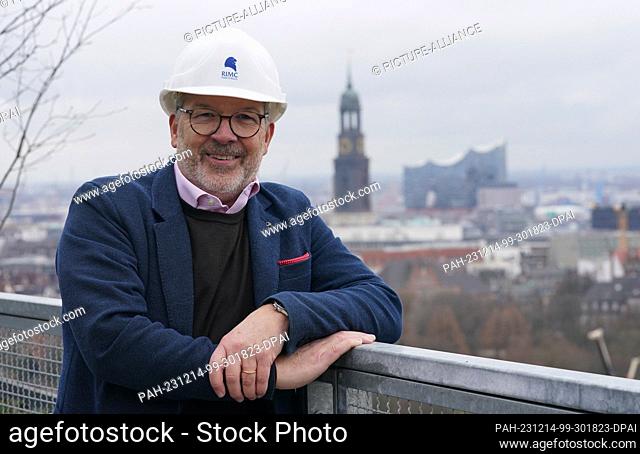 14 December 2023, Hamburg: Marek N. Riegger, Managing Director of RIMC Hotels & Resorts, stands on the roof garden of the leafy St