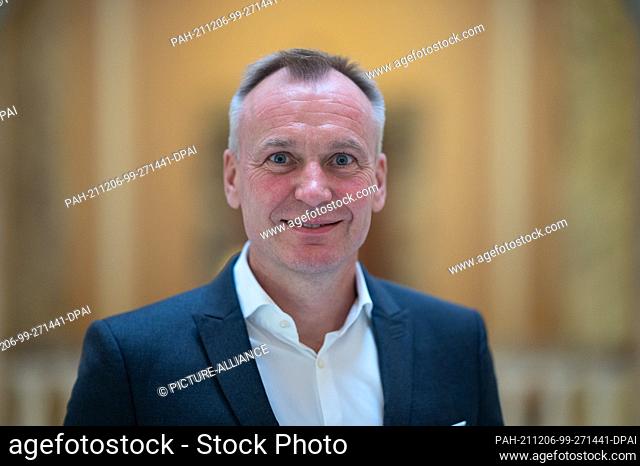 09 November 2021, Hessen, Wiesbaden: Andreas Brokemper, spokesman for the management of the Henkell & Co. Group, is standing in the sparkling wine cellar