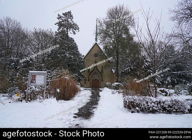 06 December 2023, Hamburg: There is snow in Jacobipark and on the roof of the Osterkirche church. The park between Wandsbeker Chaussee and Hasselbrookstraße is...