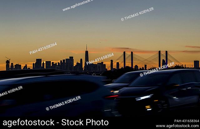 The Manhattan New York skyline in the evening light at Rush Our. - new York/Vereinigte Staaten