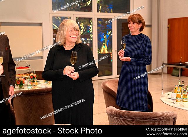 05 December 2022, North Rhine-Westphalia, Cologne: Journalist Alice Schwarzer and Lord Mayor Henriette Reker , l-r, at a reception and signing of the guest book...