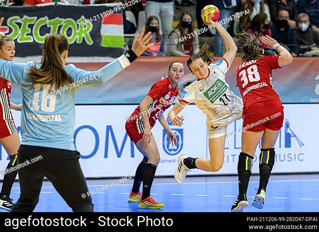 dpatop - 06 December 2021, Spain, Lliria: Handball, Women: World Cup, Germany - Hungary, Preliminary Round, Group E, Matchday 3: Hungary's goalkeeper Blanka...