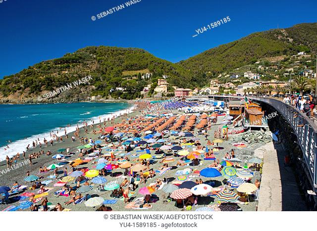Sunbathers on the beach at Bonassola, Comunita Montana della Riviera Spezzina, Province of La Spezia, Liguria, Italy