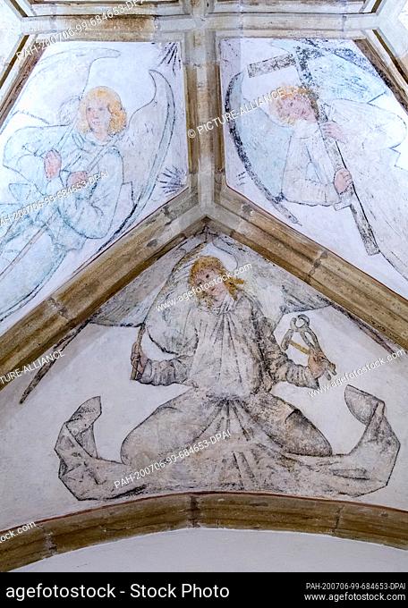 02 July 2020, Saxony-Anhalt, Zeitz: In the vestibule of the church of St. Michael, there are several depictions of angels in the vault of heaven