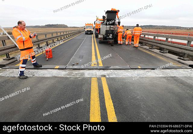04 March 2021, Mecklenburg-Western Pomerania, Tribsees: At the damaged site of the temporary bridge on the subsided A 20 Baltic motorway