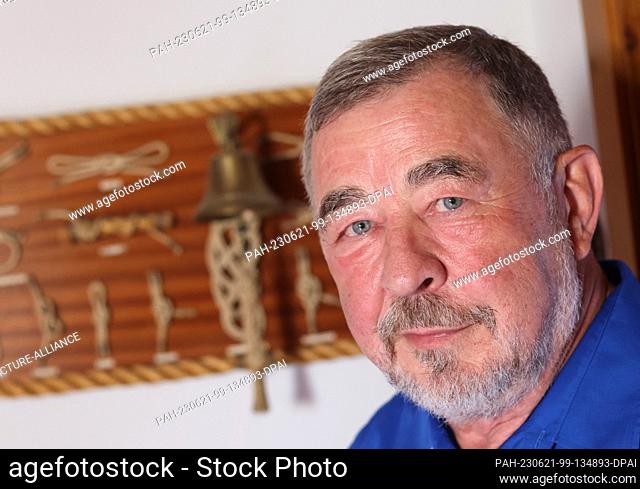 21 June 2023, Bavaria, Weilheim: Jürgen Weber, chairman of the German Submariners Association, stands in front of a board with different sailor knots during an...