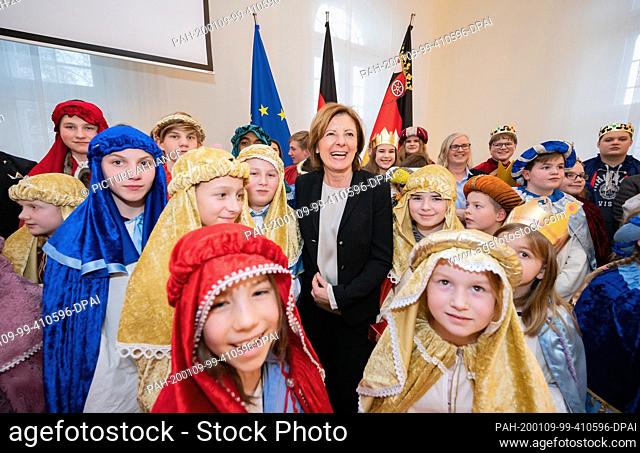 09 January 2020, Rhineland-Palatinate, Mainz: Malu Dreyer (SPD), Prime Minister of Rhineland-Palatinate, stands between the carol singers at the reception in...