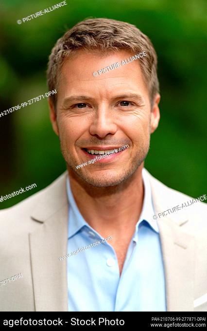 06 July 2021, Rhineland-Palatinate, Duesseldorf: Florian Weiss, presenter of the ZDF morning magazine show ""Volle Kanne - Service täglich"" stands outside the...