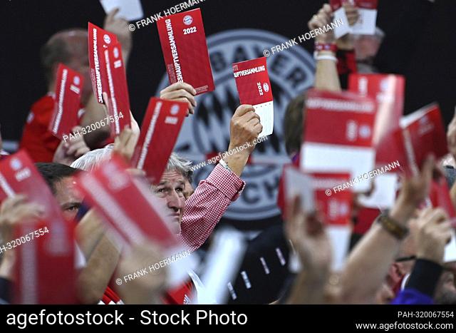 Voting of the members' voting cards. Annual General Meeting 2022 of FC Bayern Munich eV on October 15, 2022 in the AUDI DOME. ?