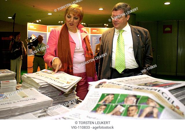 Conference of Buendnis 90/The Greens: Claudia ROTH, federal party chairwoman, and Reinhard BUETIKOFER, federal chairman, with newspapers