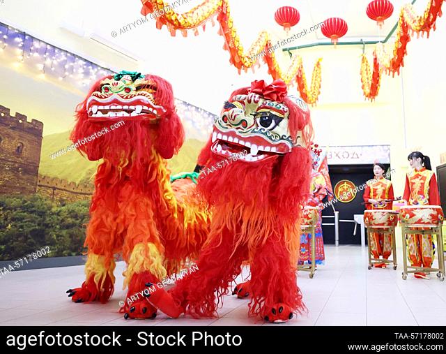RUSSIA, MOSCOW - FEBRUARY 4, 2023: Costumed dancers perform the lion dance during a Lantern Festival celebration held on the premises of the exhibition ""The...