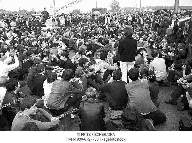 Students during a sit-in at the border checkpoint Kehl. Daniel-Cohn Bendit's attempt to enter France across the border ""Goldene Bremm"" near Saarbruecken...