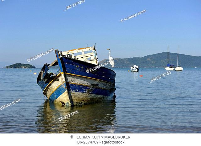 Old discarded fishing boat, Bay of Paraty or Parati, State of Rio de Janeiro, Brazil, South America