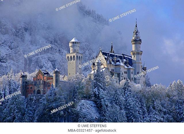Germany, Bavaria, Neuschwanstein Castle in winter, morning fog, Schwangau near Füssen