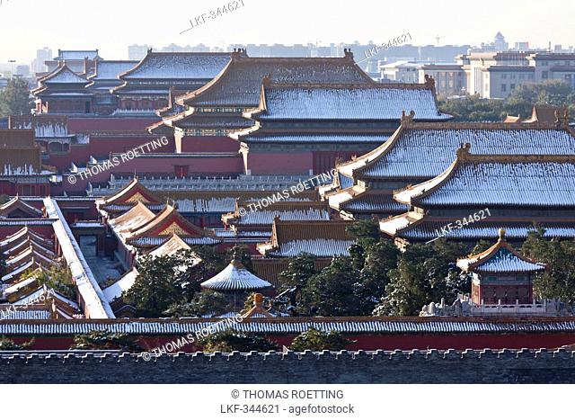 Early morning in Jingshan Park, view of the Forbidden City and the Emperor's Palace from Jingshan Hill, Jingshan Park, northern gate of the Forbidden City