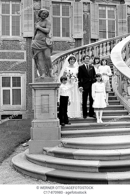 Eighties, black and white photo, people, marriage, bridal couple posing with children on a stairs, aged 25 to 30 years, aged 8 to 12 years, D-Rastatt