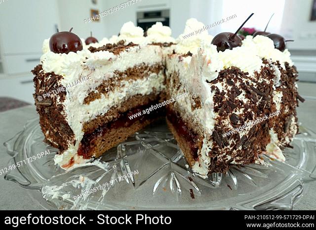 07 May 2021, Baden-Wuerttemberg, Oberkirch: A cut Black Forest cake stands on a sideboard. Photo: Alexandra Schuler/dpa. - Oberkirch/Baden-Wuerttemberg/Germany