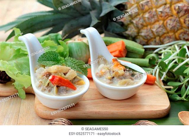 Spicy simmer pineapple with pork and vegetables