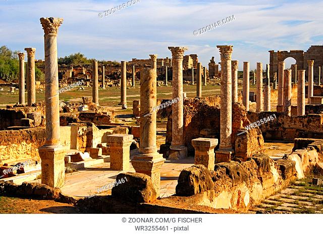 Saeulengang einer antike roemischen Ruinenstadt, Leptis Magna, Libyen / Colonnade of an cncient roman town, Leptis Magna, Libya