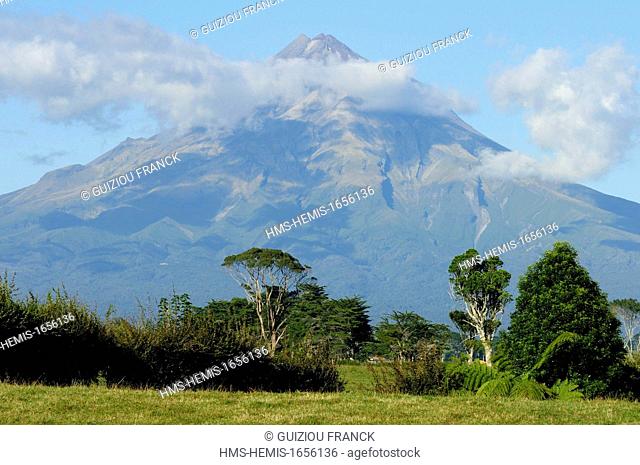 New Zealand, North Island, Egmont National Park, the Mount Taranaki is the largest andesitic stratovolcano in New Zealand