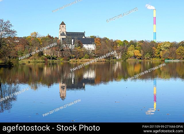 07 November 2020, Saxony, Chemnitz: View of the castle church with the Schloßbergmuseum (l.), the former monastery, at the castle pond (foreground) in the...
