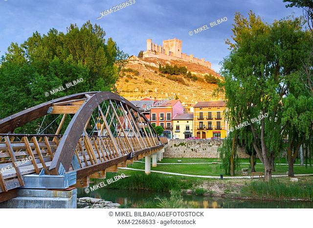 Bridge and Castle. Peñafiel village. Ribera de Duero Wine region. Valladolid. Castile and Leon. Spain, Europe