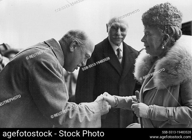 Queen Mary At Derby -- Queen Mary greeted by Lord Rosebery on her arrival at Epsom racecourse to see the Derby to-day (Saturday)