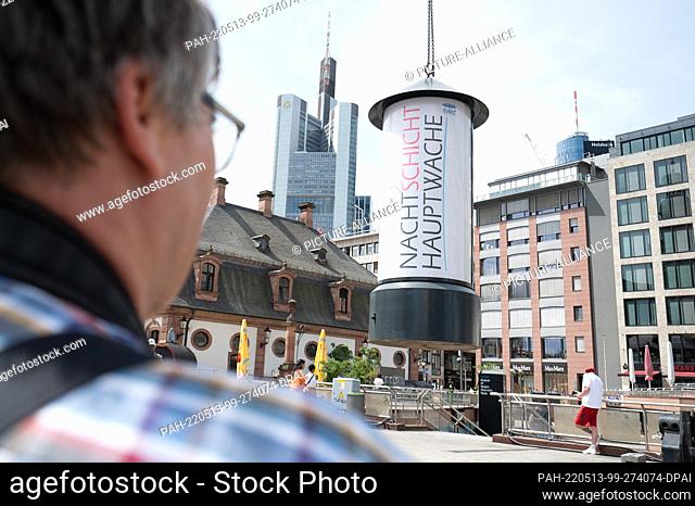 13 May 2022, Hessen, Frankfurt/Main: A column with the inscription ""Nachtschicht Hauptwache"" will be erected on the Hauptwache