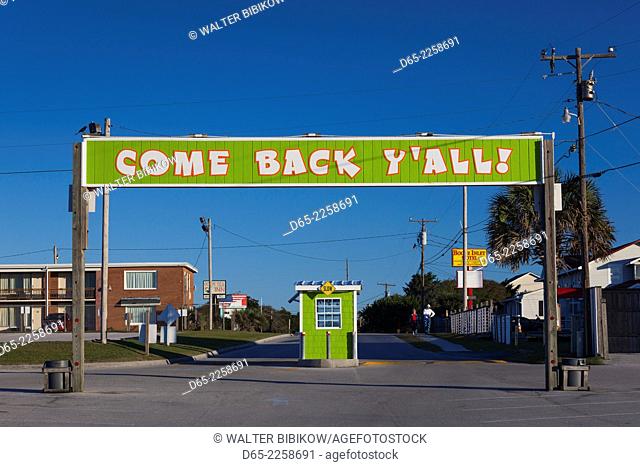 USA, North Carolina, Atlantic Beach, Come back Y'All sign, town pier